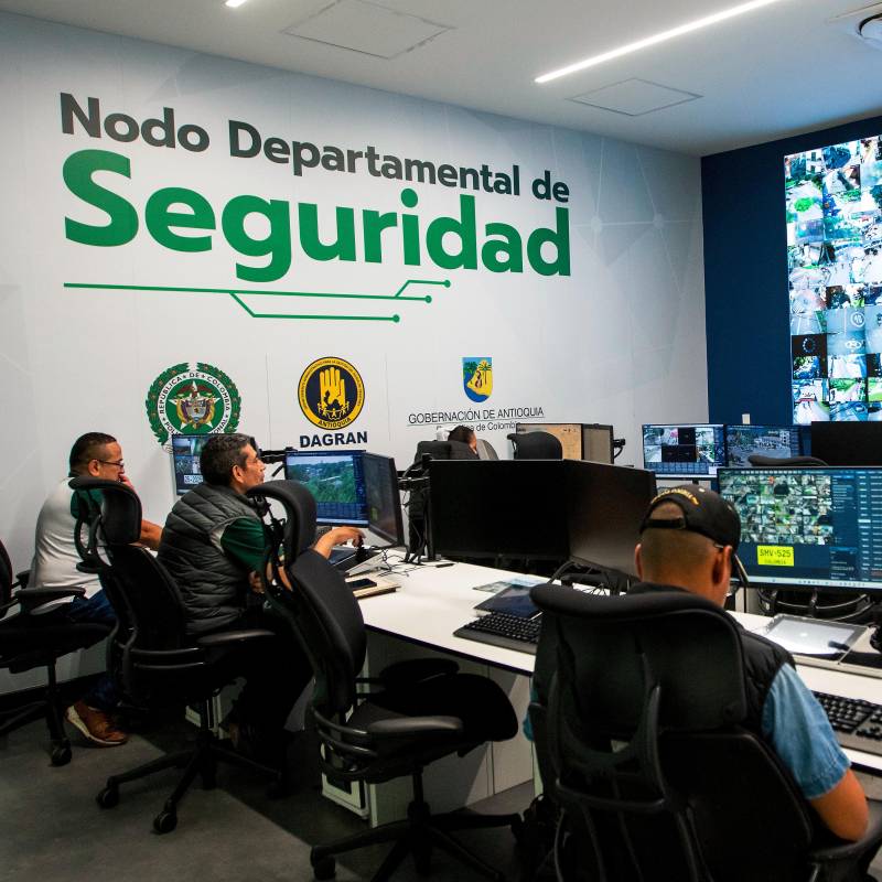 Desde el Nodo Departamental se controlan las cámaras de seguridad de los municipios de Antioquia. FOTO JULIO CÉSAR HERRERA