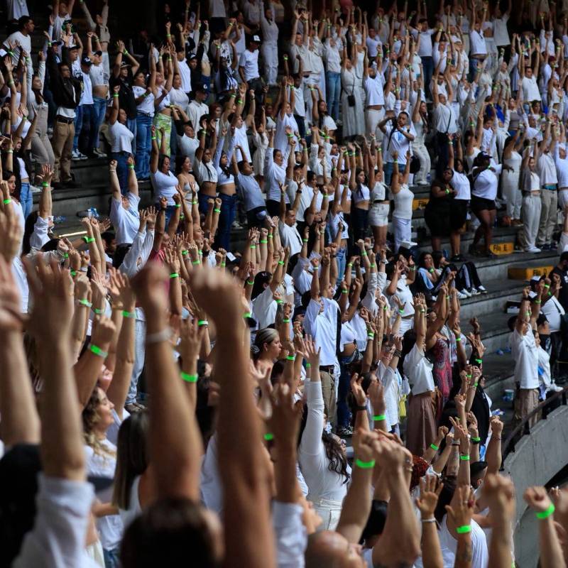 Vestidas de blanco, las personas estuvieron durante varias horas en la Macarena. FOTO Camilo Suárez.