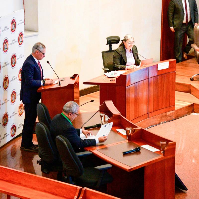 El gobernador Andrés Rendón (a la izquierda, en el atril) exponiendo su postura ante los jueces del alto tribunal. FOTO: Gobernación de Antioquia