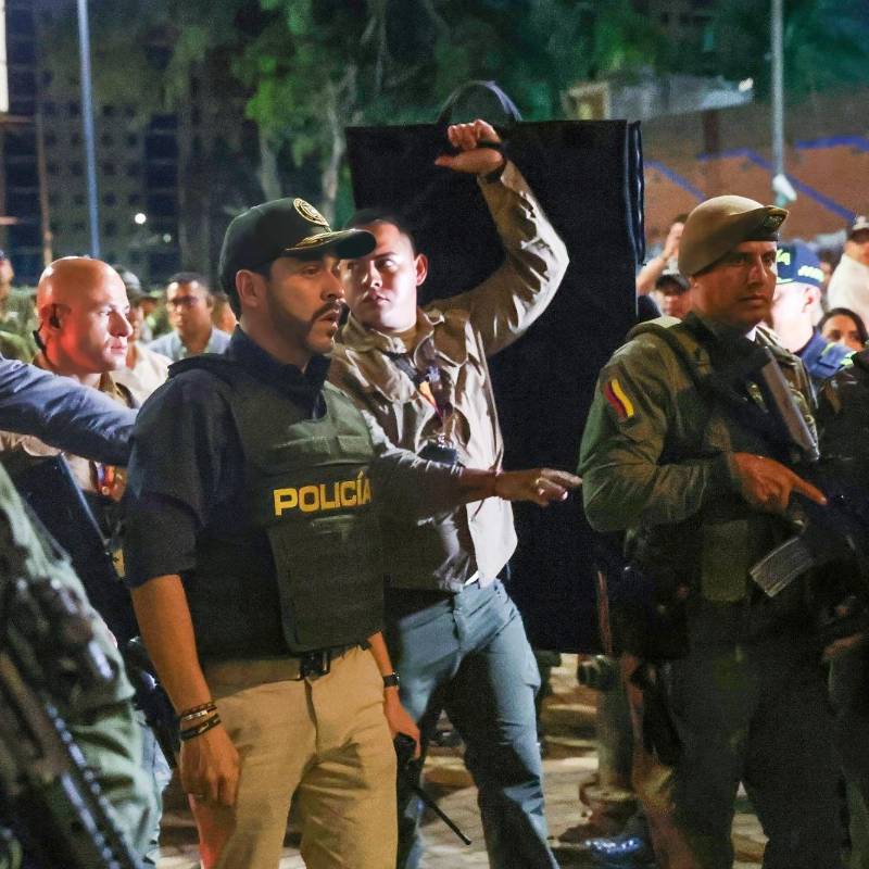 El presidente Abelardo De la Espriella llegó a Cali para liderar varios operativos en el centro de la ciudad. En los videos publicados por Presidencia se le ve portando un arma de fuego en el cinto. Foto: Alcaldía de Cali