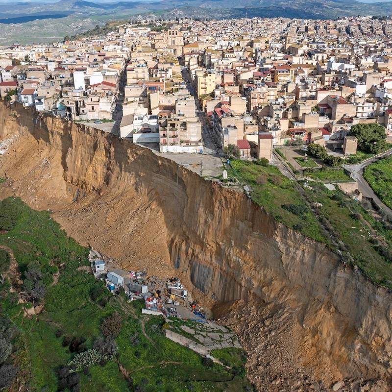 Hasta el momento, las autoridades no han reportado víctimas mortales ni personas heridas, un hecho que ha sido atribuido a la rápida respuesta de los organismos de emergencia y a la evacuación oportuna de la población. Sin embargo, el impacto social y material es considerable, ya que decenas de familias enfrentan la incertidumbre sobre el futuro de sus viviendas. Foto: GETTY