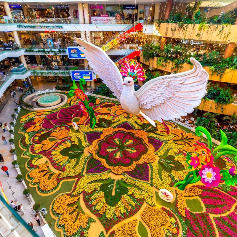 Así luce el tapete de flores este año en el Centro Comercial Santa Fe, la idea es que lo visiten más de 3 millones de personas. FOTO Camilo Suárez