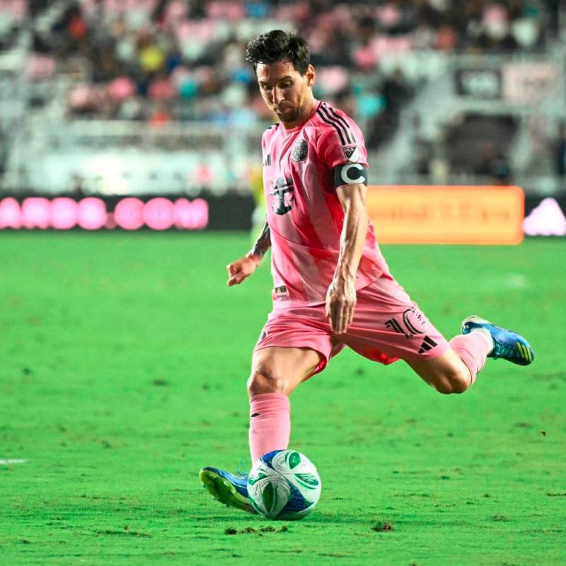 El césped que muchas veces pisó Messi está a la venta. FOTO AFP