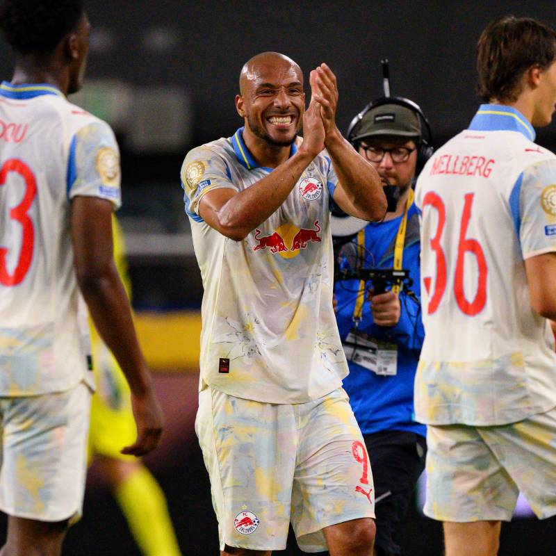 El delantero austriaco Karim Onisiwo celebra la victoria, su gol, al mínuto 76 le dio el triunfo al Salzburg en el Mundial de Clubes. FOTO GETTY
