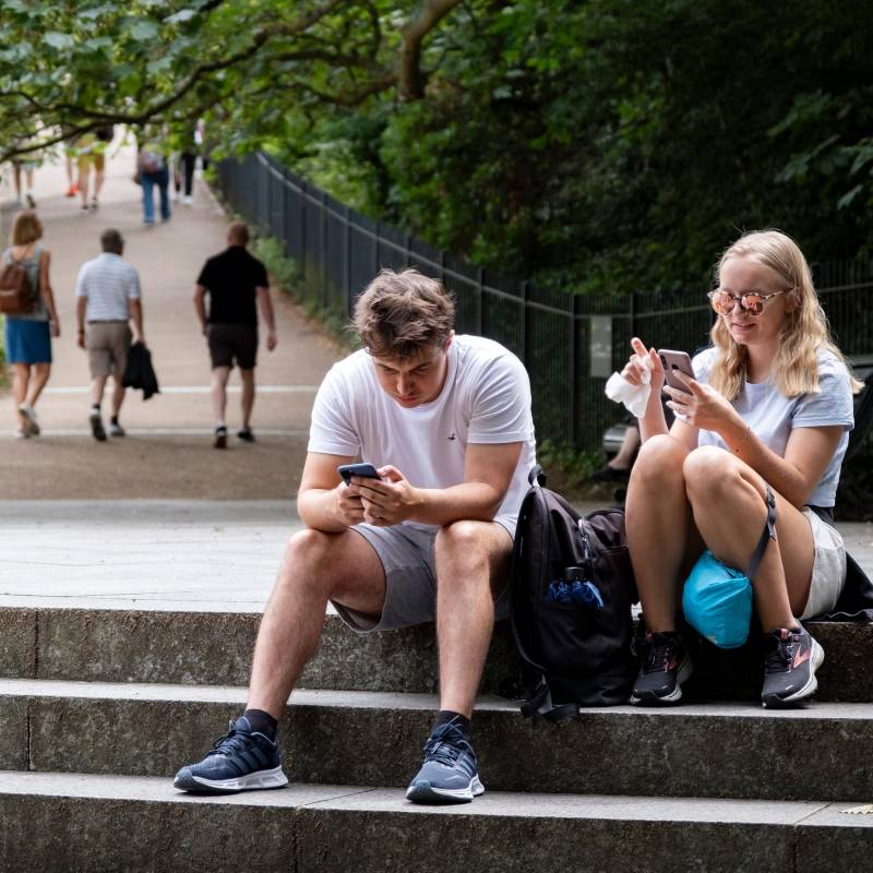 La idea de este grupo es que dejemos el celular al salir a la calle y se puedan disfrutar de otras cosas, no estar siempre pegados a la pantalla. FOTO Getty