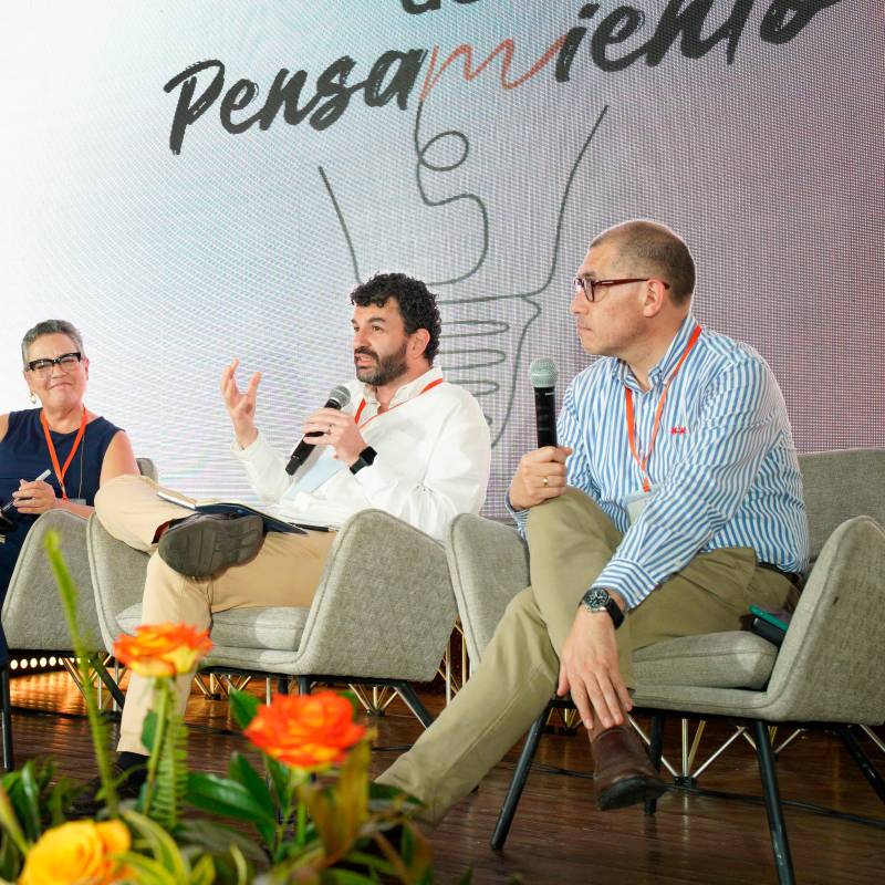 De izquierda a derecha: Luz María Sierra, Rocío Arango, Hernando Santamaría y Alfonso Ospina en el primer panel del Festival del Pensamiento en Santa Fe de Antioquia. FOTO Prisa Media