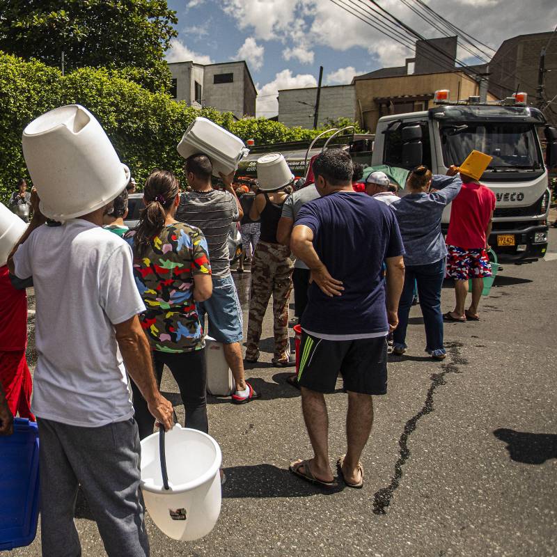 Imagen de referencia de una entrega de agua durante un corte del sistema de acueducto de EPM. Foto: EL COLOMBIANO