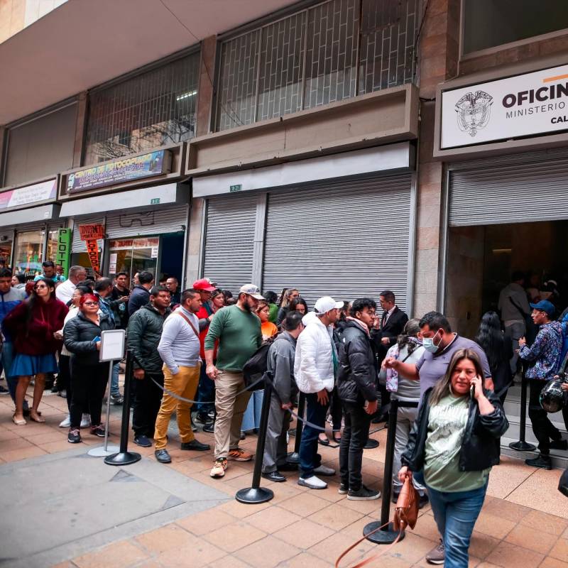 Así se viven las filas y aglomeraciones en Bogotá, la ciudad que más ha sentido la posible crisis por falta de pasaportes. FOTO colprensa