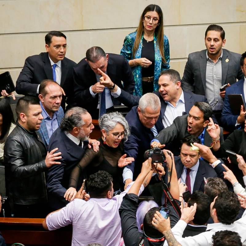 Apenas dos votos marcaron la diferencia. El Gobierno logró aruñar apoyos de liberales y La U, pero no fue suficiente. FOTO colprensa