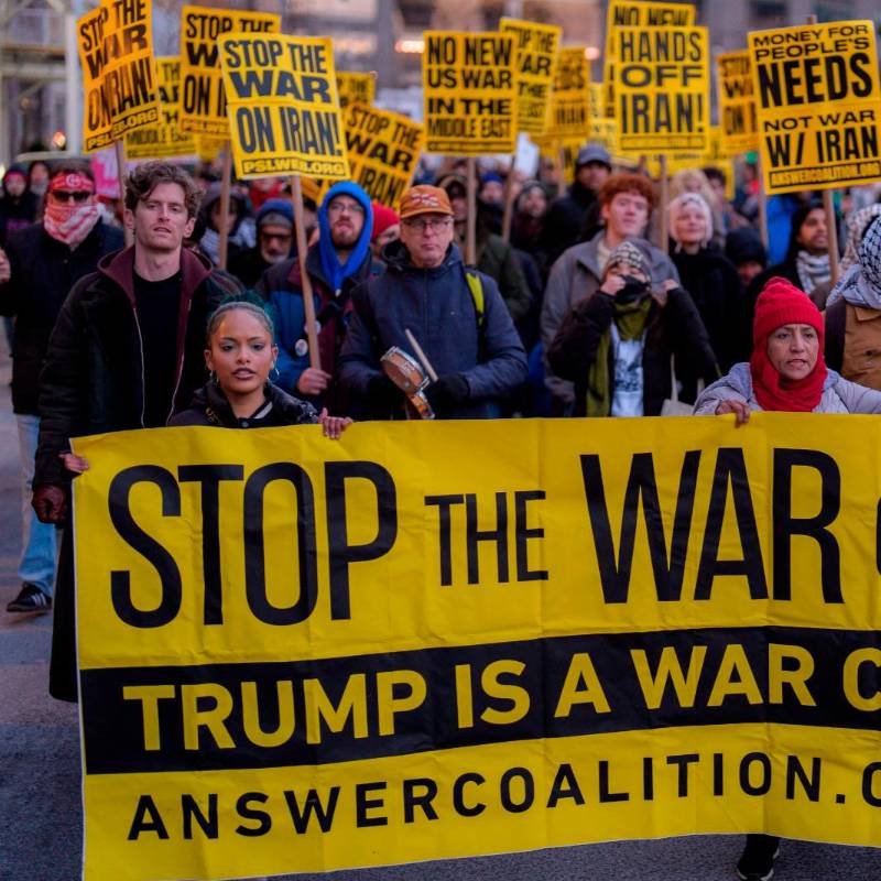 Ciudadanos protestan en ciudades como Atlanta y Boston contra las decisiones del gobierno y lo que consideran una deriva autoritaria en Estados Unidos. FOTO GETTY