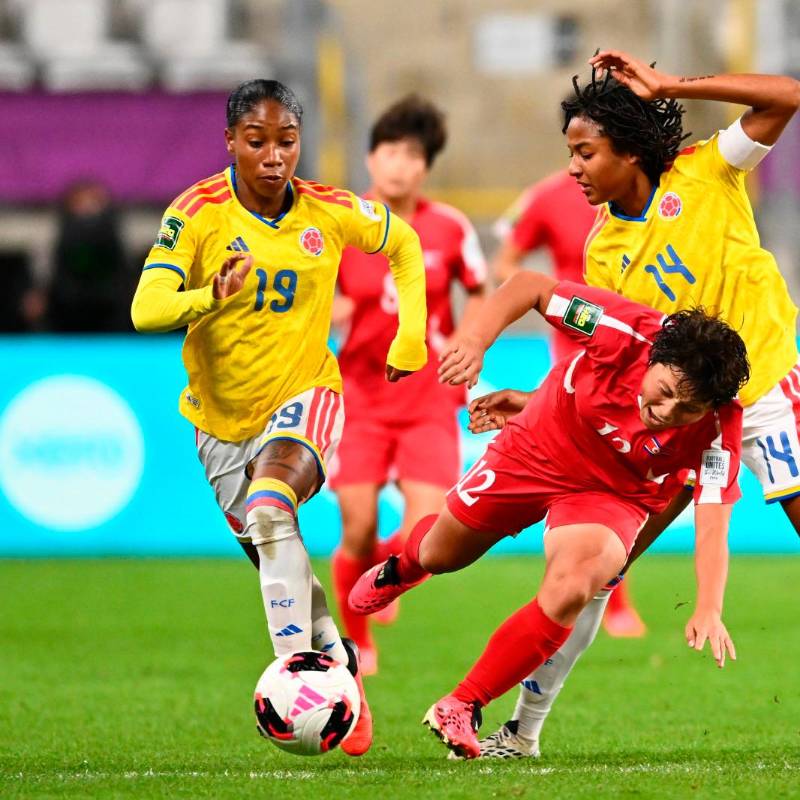 Maria Fernanda Viáfara disputando un balón dividido contra una rival. FOTO: X FCFSeleccionCol