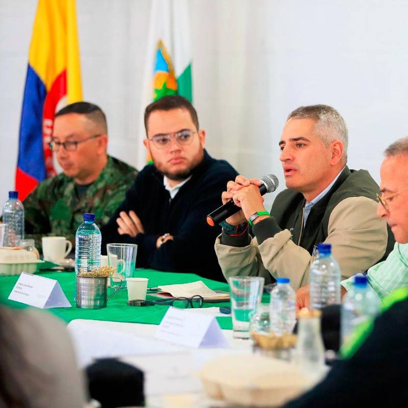 El gobernador Andrés Julián Rendón regresaba del consejo de Seguridad en Yarumal con el secretario de Seguridad de Antioquia, general (r) Luis Eduardo Martínez y otros funcionarios cuando se presentó la alerta del sobrevuelo de varios drones sobre el helicóptero institucional. FOTO: CORTESÍA