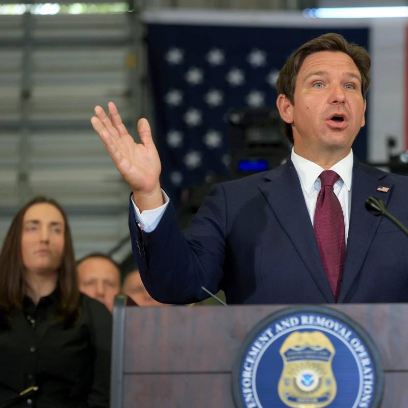 El gobernador de Florida, Ron DeSantis, defendió el derecho a arrollar a manifestantes que amenacen a personas en vehículos en Estados Unidos. FOTO: GETTY