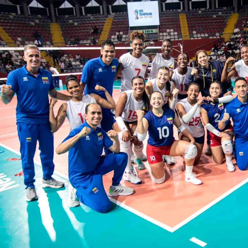 Esta es la Selección Colombia que disputa la Copa Sudamericana de voleibol femenino en Lima, Perú. FOTO CORTESÍA Copa Sudamericana-Lima