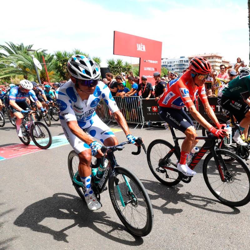 Con la camiseta de pepas azules, Santiago Buitrago aparece junto al líder Enric Mas. FOTO GETTY 