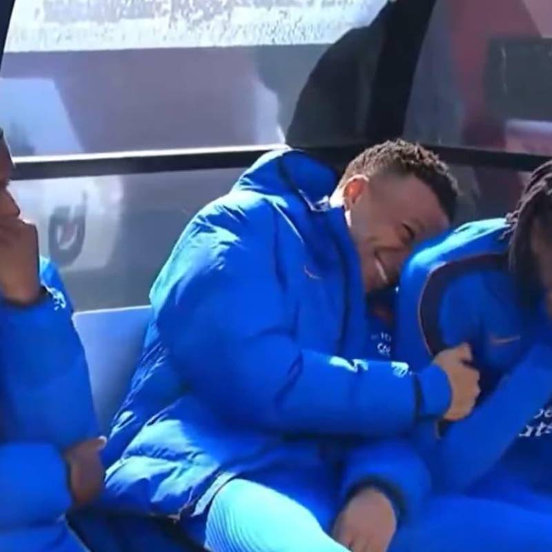 La risa de Kylian Mbappé en la banca durante el amistoso entre Francia y la Selección Colombia. FOTO: Captura de video 