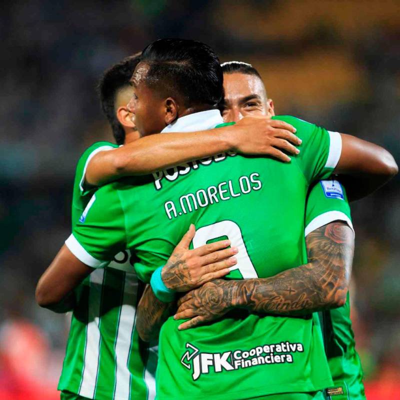 Alfredo Morelos y Cristian Arango celebran en la victoria de Atlético Nacional sobre Alianza en el Atanasio Girardot. FOTO: CAMILO SUÁREZ