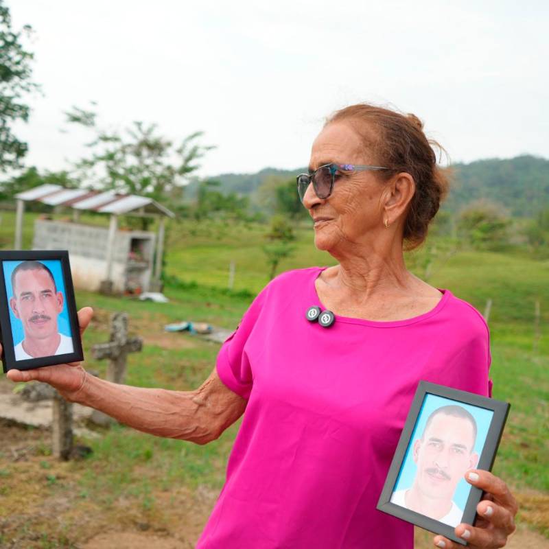 Alba muestra el retrato de su hijo Nevardo Escudero Rodríguez, desapareció hace 17 años. FOTO UBPD 