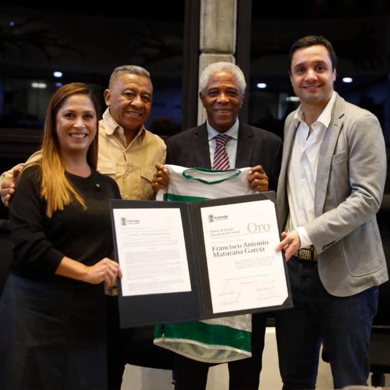 En la foto, junto a Francisco Maturana, aparece el exfutbolista Luis Alfonso “El Bendito” Fajardo, así como Sebastián Arango Botero, presidente de Nacional. FOTO: Tomada de X @BlogVerdolaga