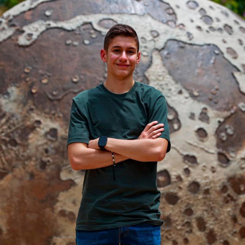 Cristian Echeverri obtuvo cinco medallas y una mención de honor en olimpiadas internacionales de astronomía y astrofísica. FOTO MANUEL SALDARRIAGA