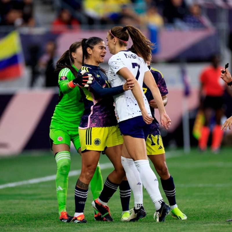 Este es el momento en el que la colombiana Catalina Usme increpa a Alex Morgan de Estadios Unidos. FOTO GETTY 