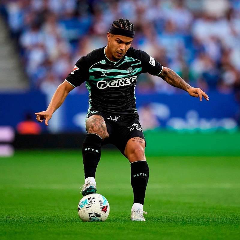 Juan Camilo Hernández marcó doblete con el Real Betis en la goleada ante Ovideo, 3-0 por LaLiga y su equipo es quinto en la tabla de posiciones. FOTO GETTY 