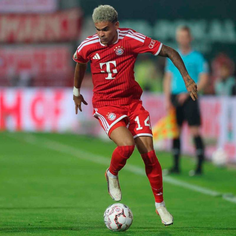 Luis Díaz con su nuevo look fue titular con el Bayern Múnich que empató sin goles ante el Schalke 04, que regresó a la Bundesliga tras tres temporadas. FOTO GETTY 