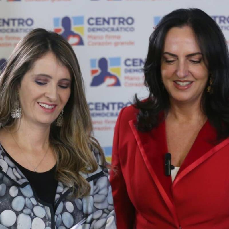 María Fernanda Cabal (de rojo) se pronunció tras la victoria de su colega Paloma Valencia en la encuesta interna del Centro Democrático para la Presidencia de Colombia. FOTO: Colprensa.