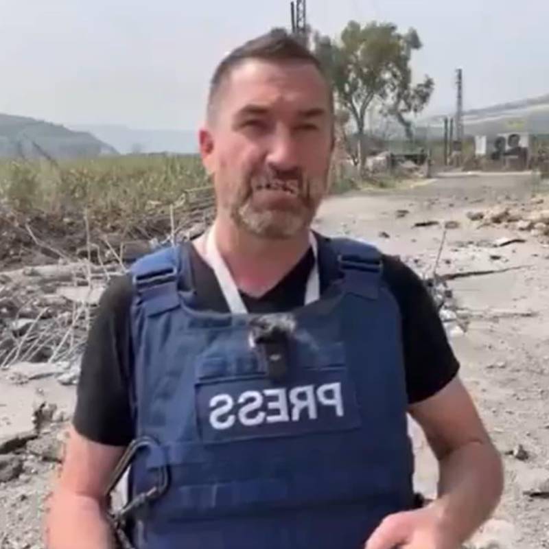 Un misil cayó cerca de un periodista de la cadena rusa RT; un video captó el momento. FOTO: Captura de video 