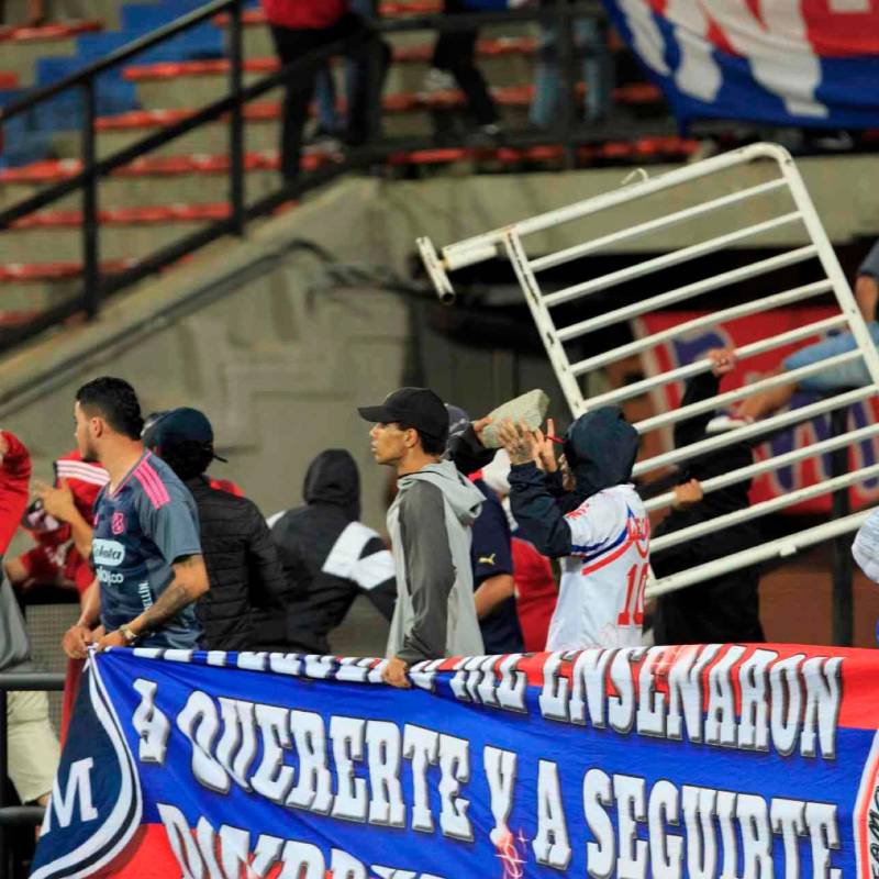 Los aficionados que comenzaron las provocaciones en el Atanasio Girardot fueron evacuados por el personal de seguridad y la Policía por el sector sur del escenario deportivo. FOTO CAMILO SUÁREZ 