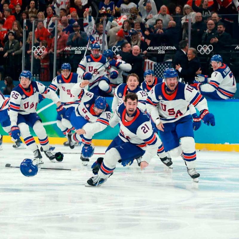 La selección de Estados Unidos celebra el oro del hockey ganado en el cierre de los Juegos Olímpicos de Invierno. FOTO GETTY