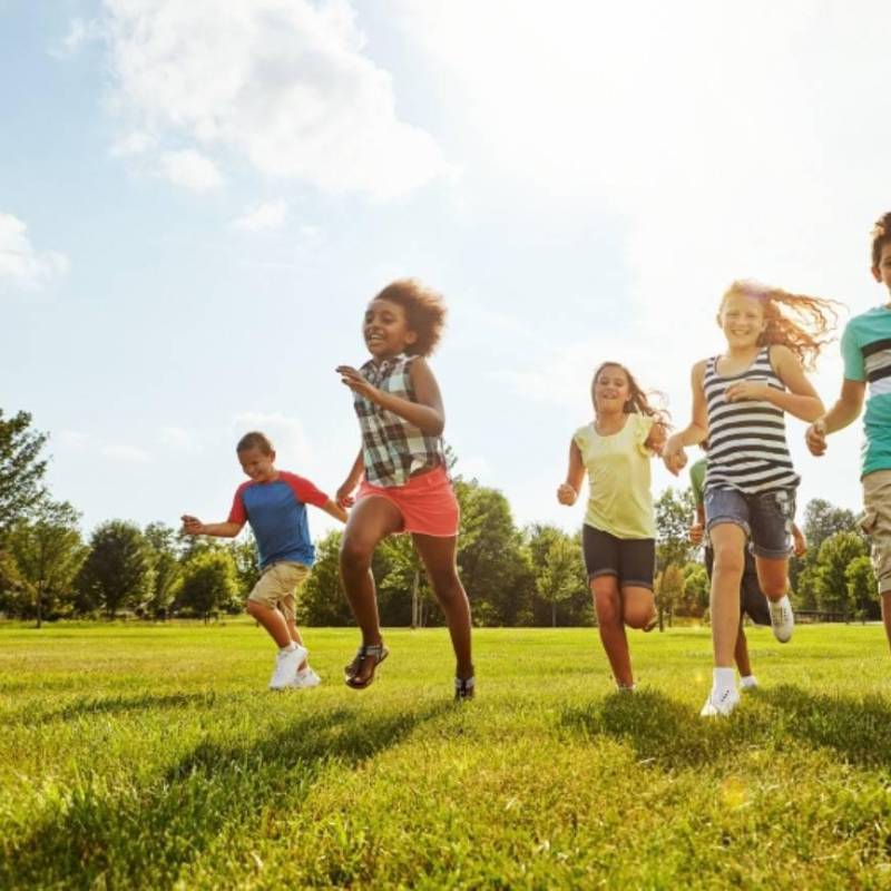 Los expertos recomiendan al menos dos horas diarias de exposición al aire libre para retrasar la miopía juvenil. FOTO: Shutterstock