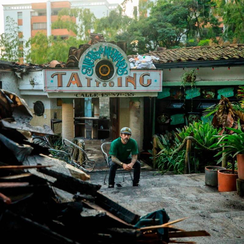 Félix Barrientos estudió diseño industrial en la Universidad Pontificia Bolivariana. La misma universidad en la que hoy es profesor en los cursos de iniciación al tatuaje. FOTO: Camilo Suárez