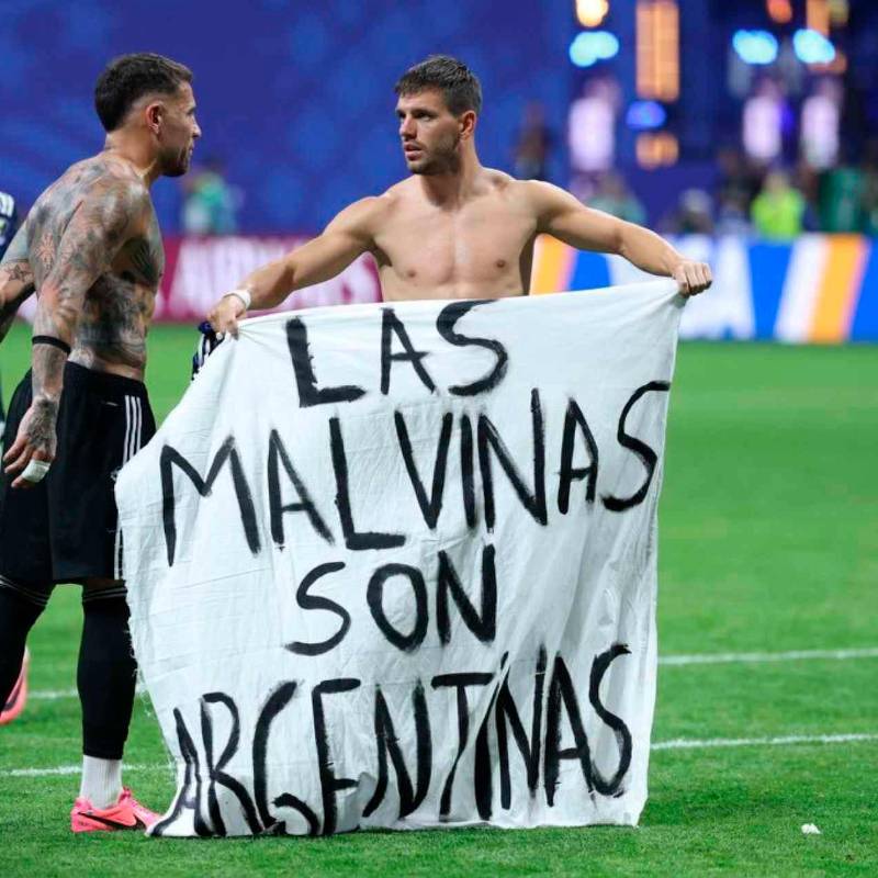 Los jugadores de Argentina exhibieron una pancarta con un mensaje sobre las Malvinas y podrían tener una sanción de Fifa ya que está prohibido en el reglamento de la entidad. FOTO TOMADA X