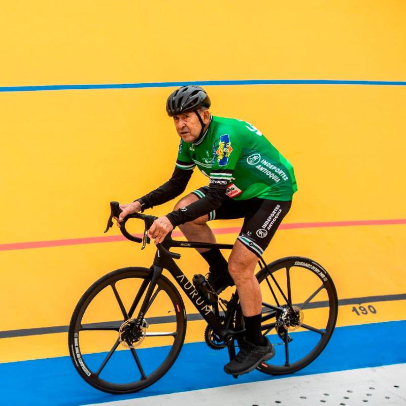 Martín Cochise Rodríguez también es asiduo visitante de la pista del velódromo que lleva su nombre. FOTO CAMILO SUÁREZ