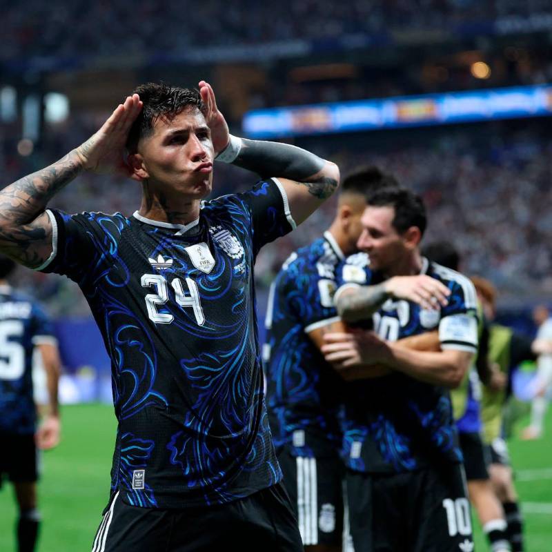 Enzo Fernández, autor de uno de los goles de Argentina frente a Inglaterra. FOTO AFP