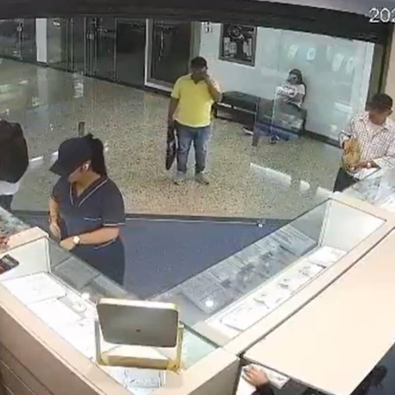 Revelan el video del asalto a una joyería de centro comercial en Bucaramanga. FOTO: Captura de video