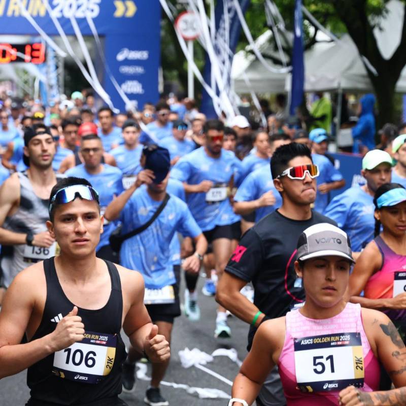 Carrera de atletismo Asics Golden Run 2025 en Medellín. Foto: MCM OPERADOR EVENTOS @eventos_mcm