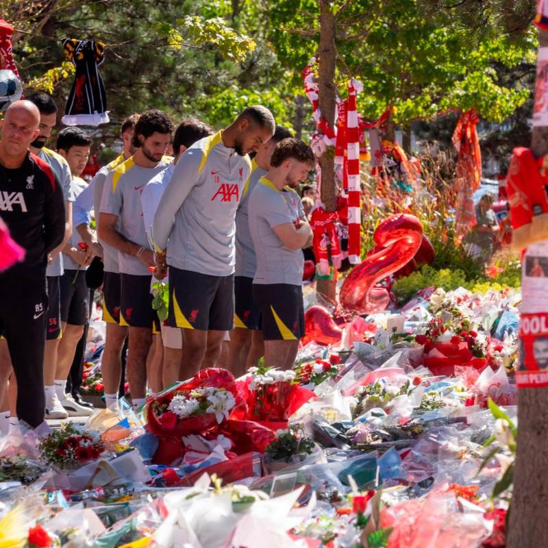 El técnico del equipo, Arne Slot, junto con sus jugadores honran a Diogo Jota y su hermano André en las afueras del estadio de Anfield. Foto:GETTY