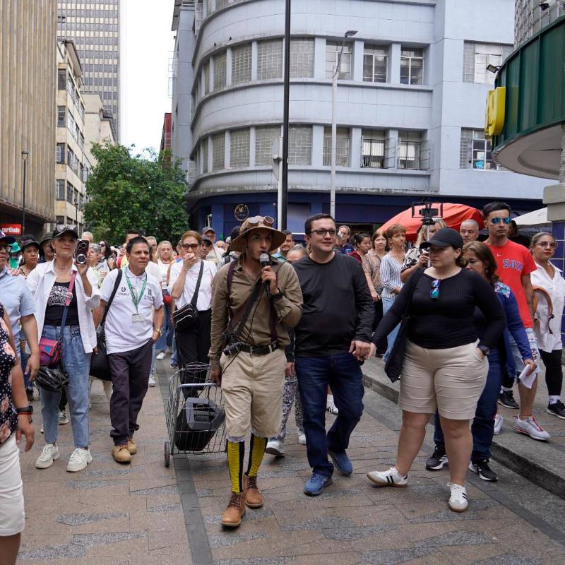 Candelario es quien guía estos recorridos gratuitos. El próximo será este viernes 27 de marzo a las 2:00 p.m. y para asistir solo debe llegar puntual al punto de partida: la Plazuela San Ignacio. FOTO Cortesía