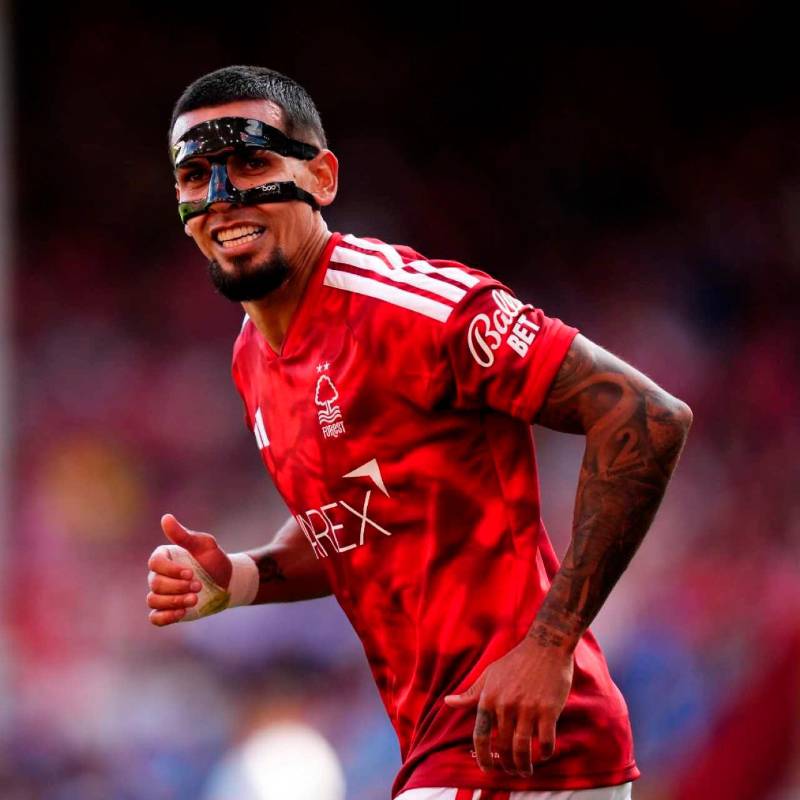 El antioqueño Daniel Muñoz debutó con el Nottingham Forest, en el empate sin goles ante Tottenham por la tercera fecha de la Liga Premier. FOTO GETTY 