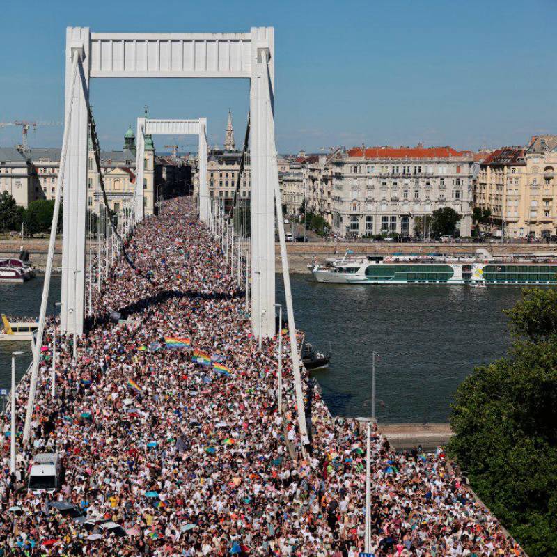 El gobierno de Viktor Orban instaló cámaras de reconocimiento facial a lo largo del recorrido para imponer, posteriormente, multas a los manifestantes. FOTO X @JulianMaciasT
