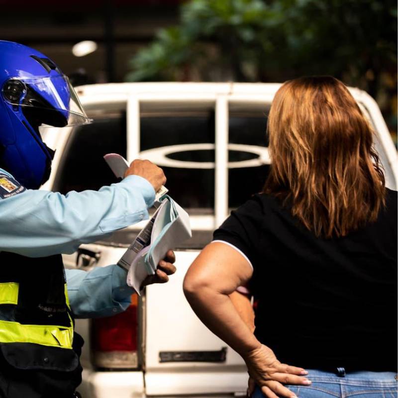 Los agentes de tránsito solo pueden pedir cinco documentos a un conductor en Colombia. FOTO: EL COLOMBIANO