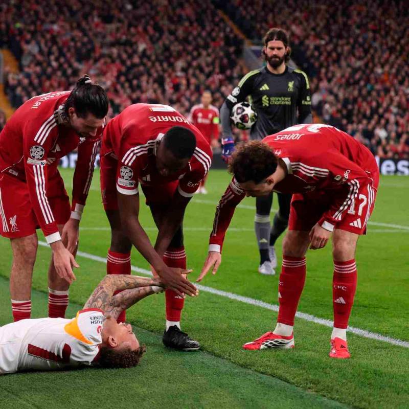 Este es el momento en el que el jugador Noa Lang, del Galatasaray, sufre la lesión en su dedo pulgar de la mano derecha y es ayudado por sus rivales del Liverpool mientras ingresa el cuerpo médico. FOTO GETTY 