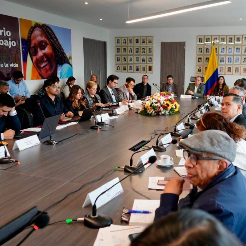 El Ministerio del Trabajo presentó el cronograma de conversaciones para definir el ajuste del salario mínimo para 2026. FOTO tomada de X