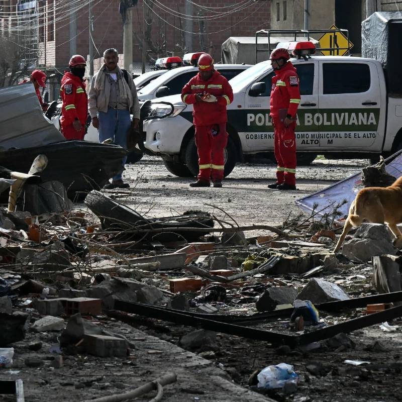 Equipos de emergencia realizan labores de búsqueda y remoción de escombros tras las explosiones registradas en un cuartel militar de Viacha, Bolivia. FOTO: AFP
