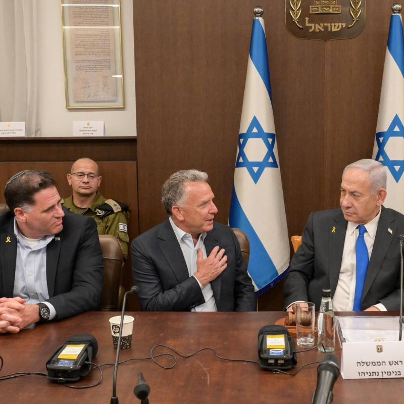 El primer ministro israelí, Benjamin Netanyahu, con el enviado especial de Estados Unidos para Medio Oriente, Steve Witkoff. FOTO: Xinhua