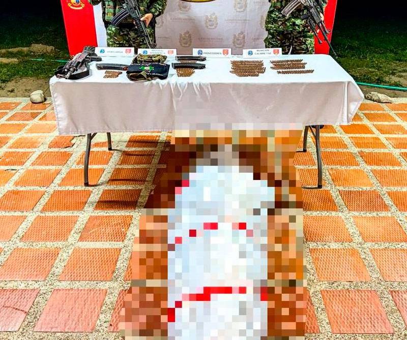 Alias Máquina (adelante) sería jefe de la facción armada ilegal en el occidente antioqueño. FOTO: CORTESÍA CUARTA BRIGADA