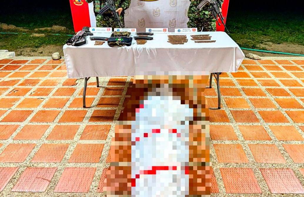 Alias Máquina (adelante) sería jefe de la facción armada ilegal en el occidente antioqueño. FOTO: CORTESÍA CUARTA BRIGADA