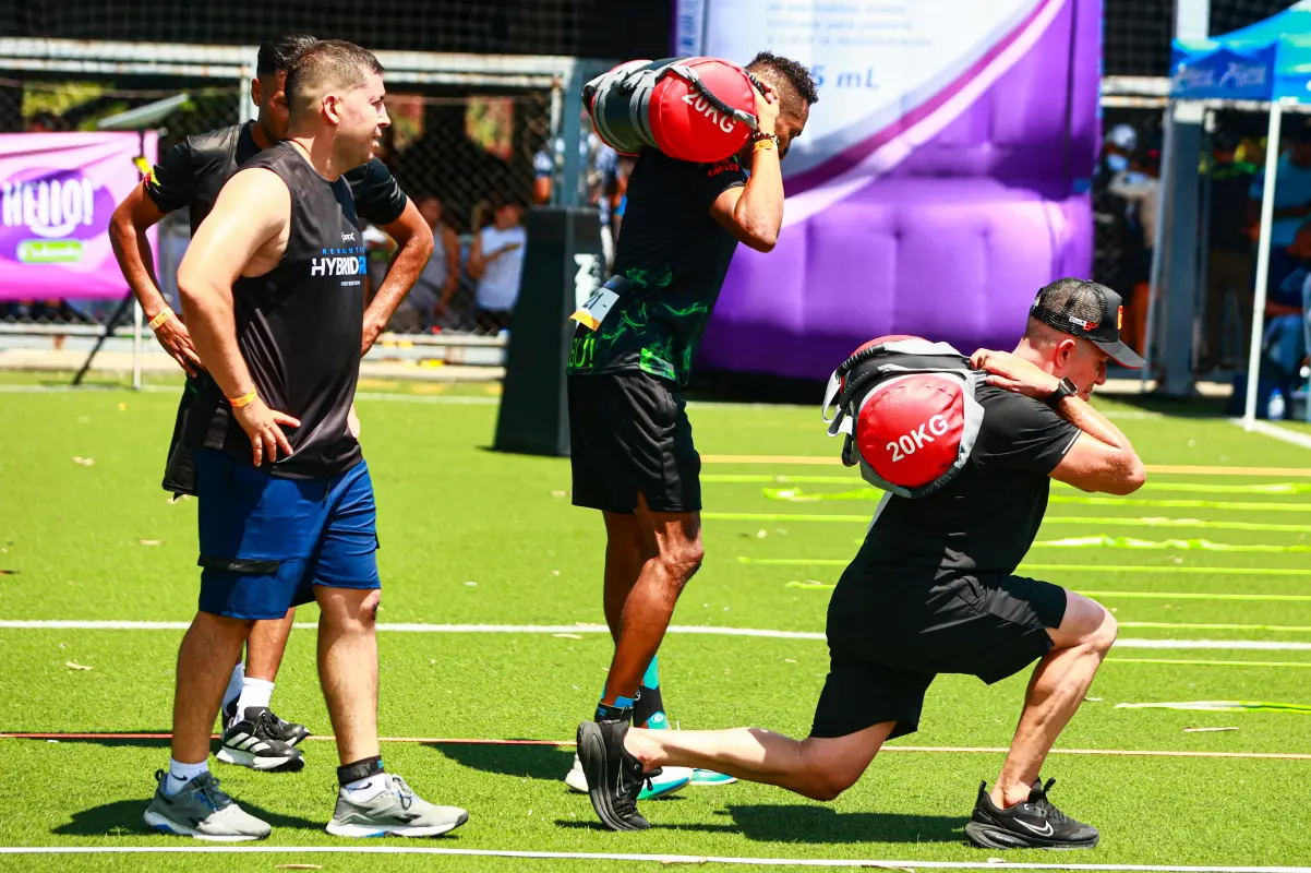 En estaciones especialmente diseñadas, los deportistas debían realizar ejercicios como burpees, levantamiento de pesas, arrastre de trineo, salto de obstáculos y sprints cortos, alternando con tramos de trote que desafiaban su resistencia cardiovascular. Foto: Manuel Saldarriaga Quintero.